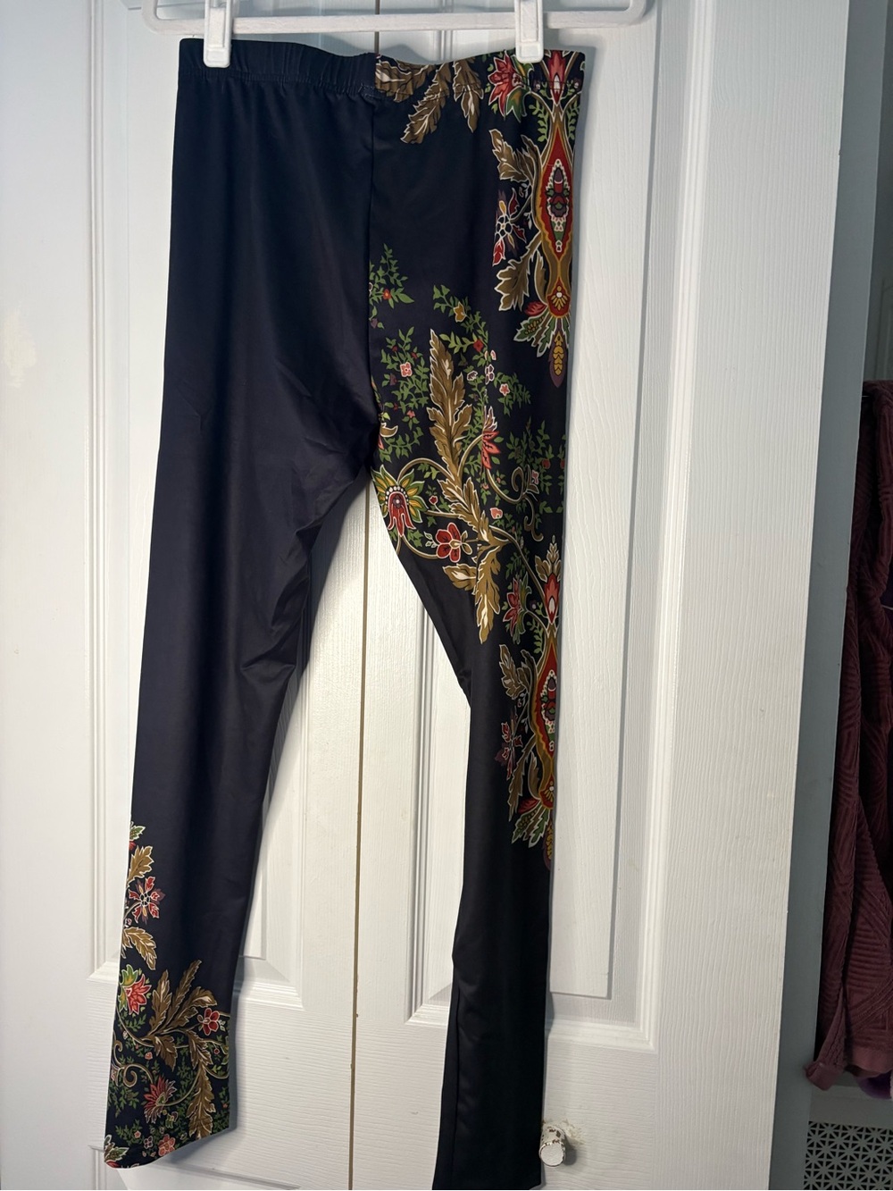 Women’s Large Black Floral Print Stretch Leggings.